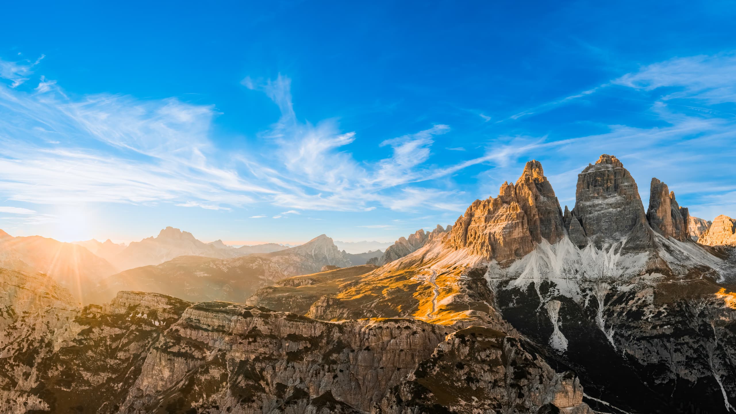 Retiro en la naturaleza — montaña al amanecer