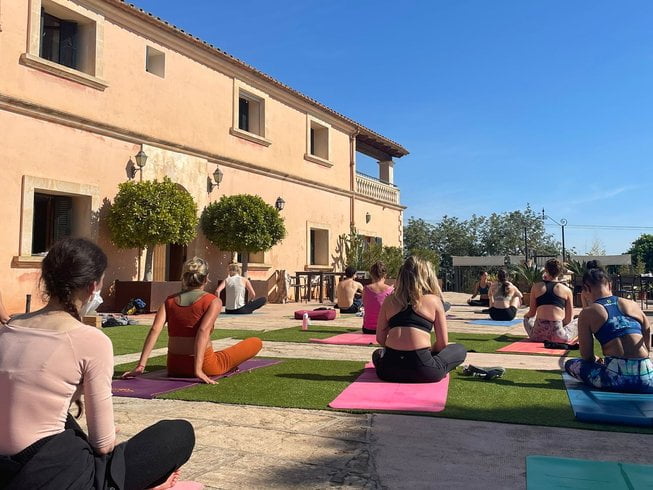 21 días de profesorado de yoga multiestilo de 200 horas desde una escuela india en Mallorca